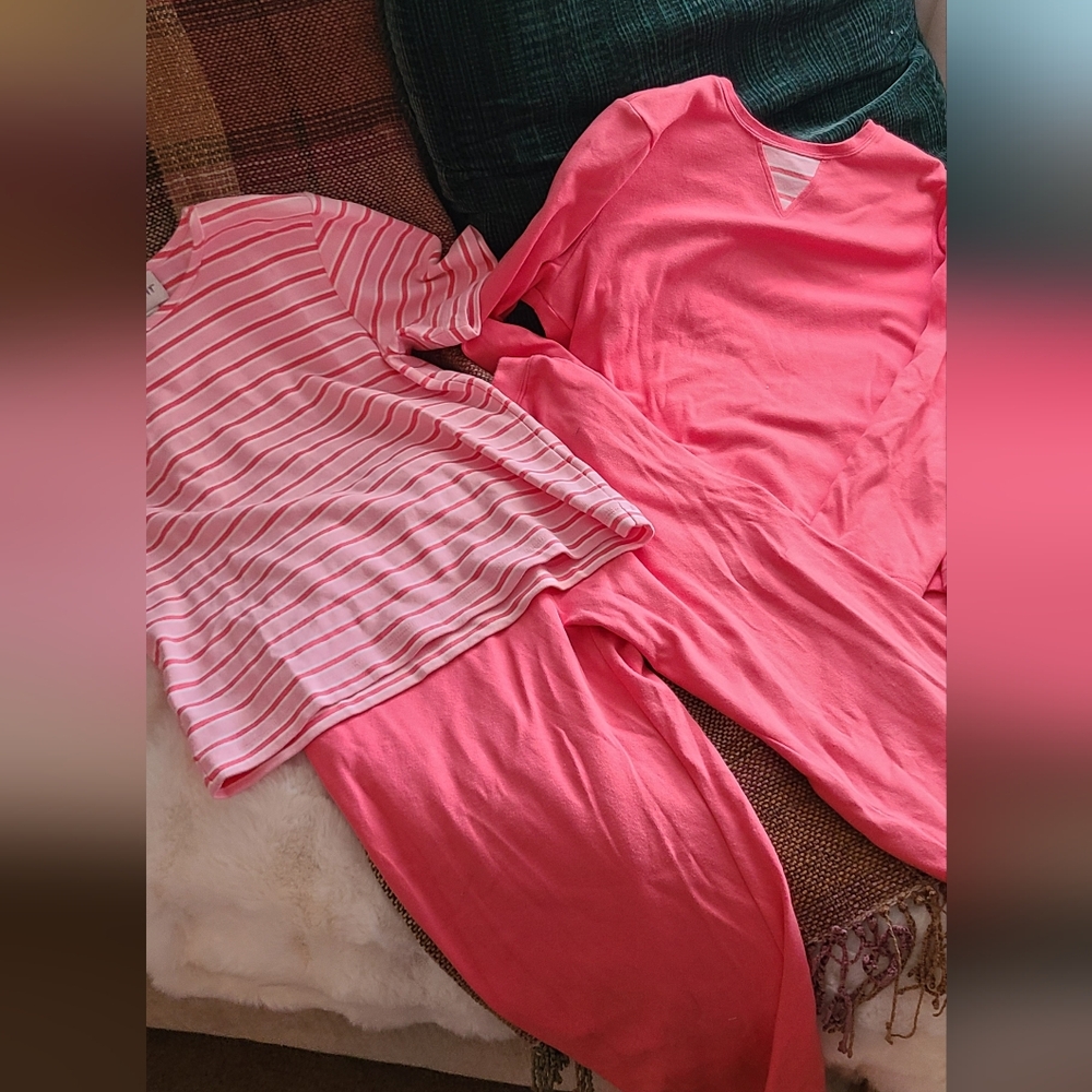 Coral & White 3 Piece Set. Striped SS Tee, LS Hi-Low, Side Slits Top, Capris